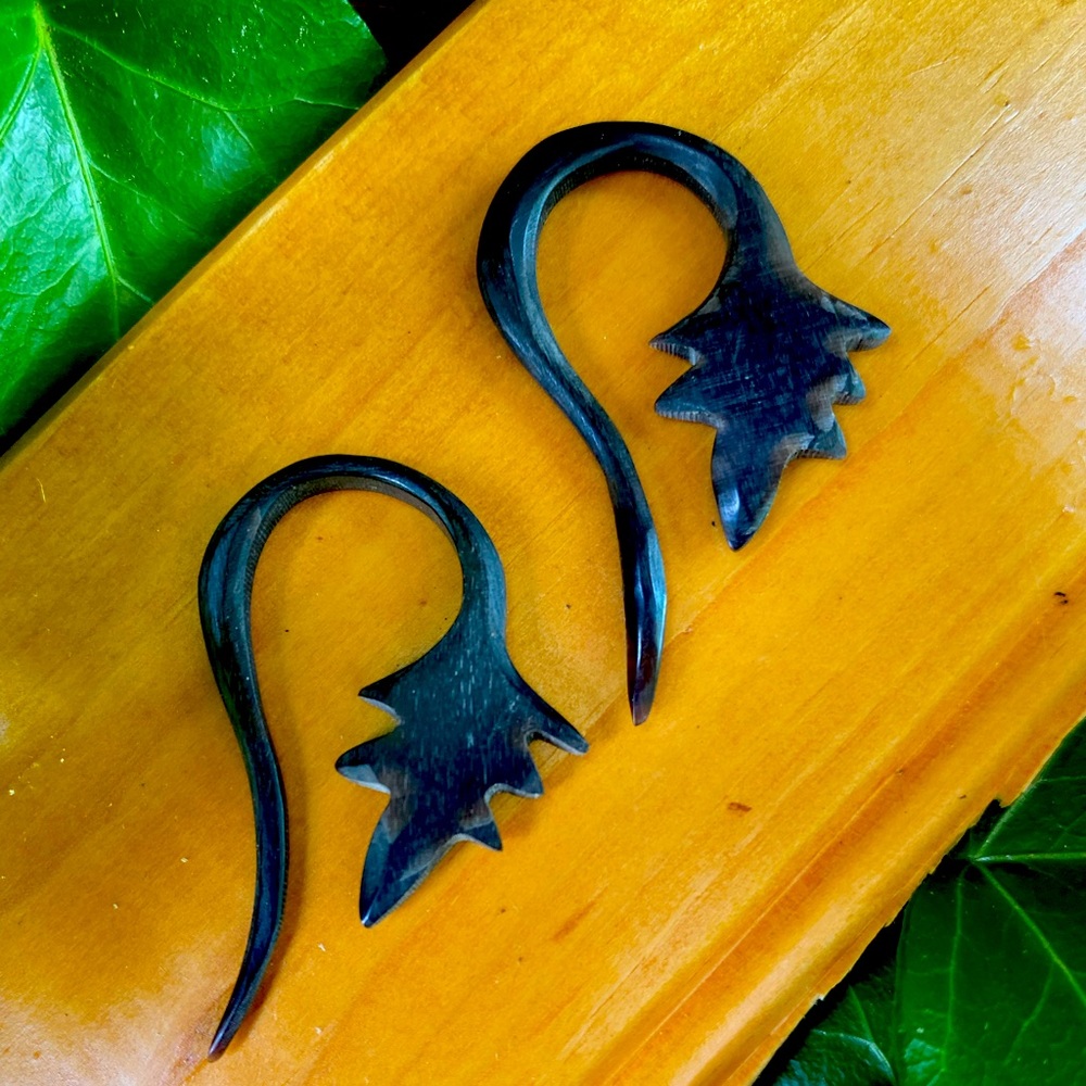 🌈 3/$20 Small Gauge Tapered Buffalo Horn Drop Earrings w Leaf Head Design